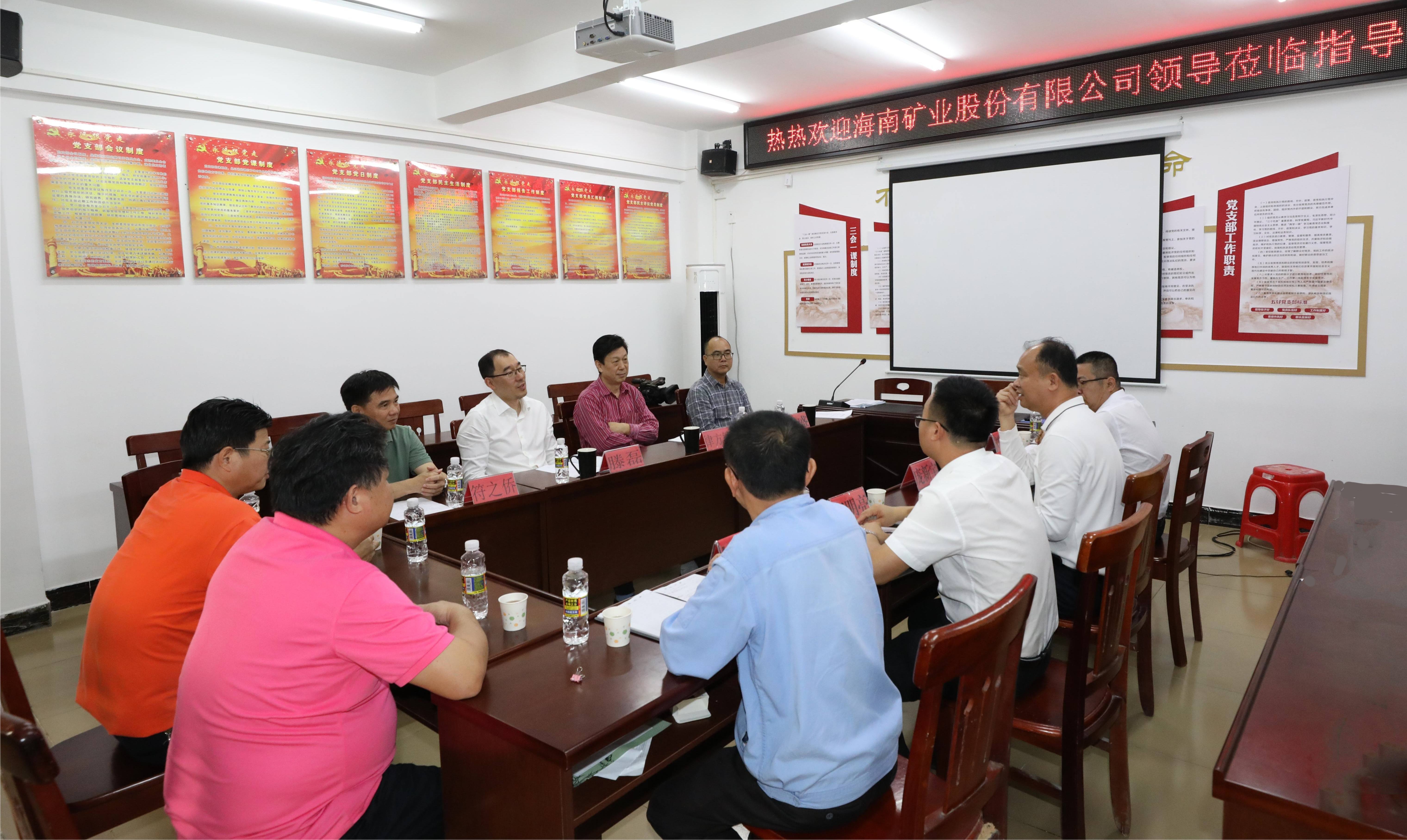 海南矿业总裁滕磊到兴诗村开展调研与慰问