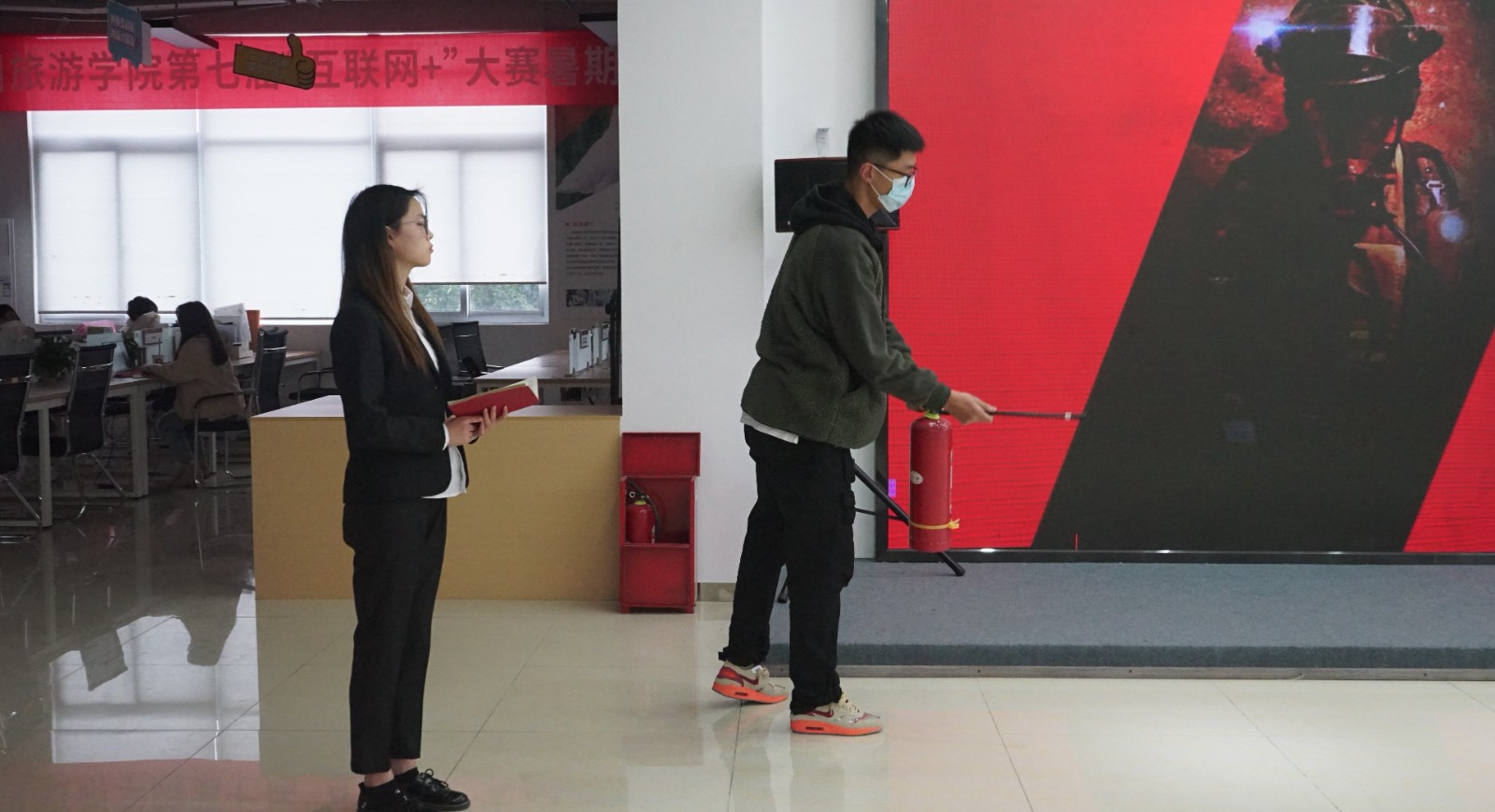 1637409112152762.jpg 图2 创新创业学院成功举办“119”消防宣传活动.JPG