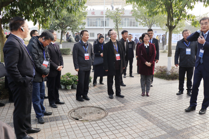 15760531722986.jpg 专家组考察校园.jpg