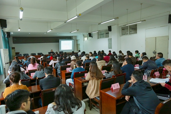 15731107166129.jpg 1讲座现场培训学员认真聆听.jpg