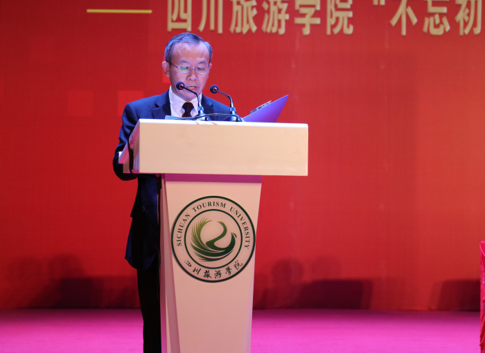 15713984462719.jpg 2校党委副书记校长卢一主持报告会.jpg