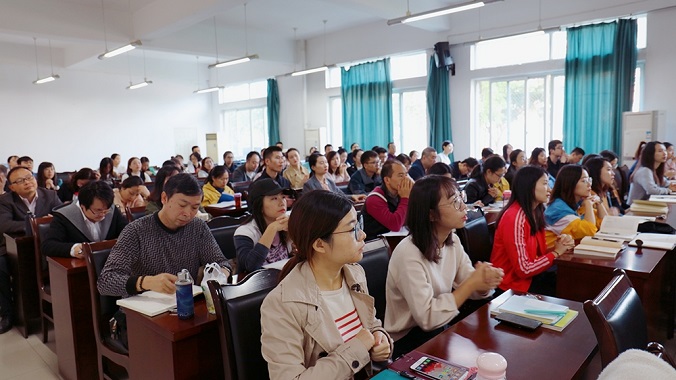 15714060139025.jpg 现场教师认真聆听.jpg